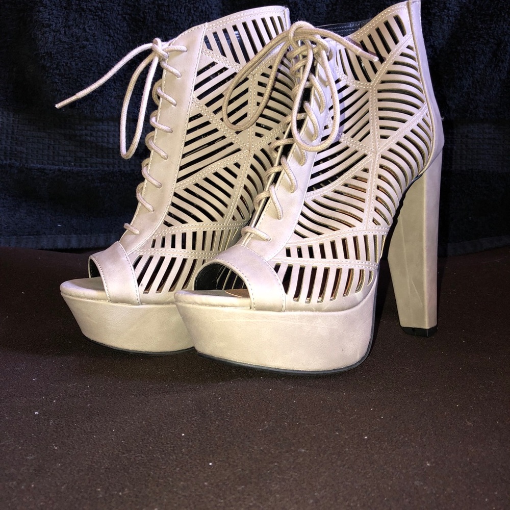 Nude pumps